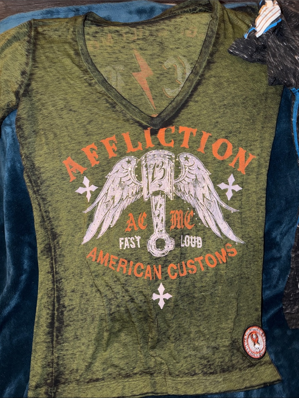 Affliction Women’s Olive Green V-Neck Graphic Tee. Size Large
